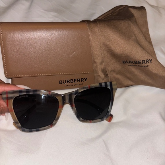Burberry Eyewear Elsa Sunglasses 0BE4346 394487 main image 6